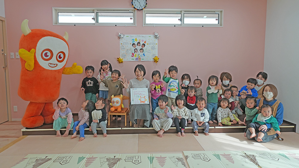 画像：園児たちとアナウンサーの集合写真