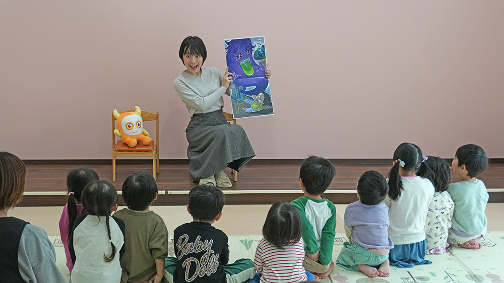 画像：読み聞かせの様子
