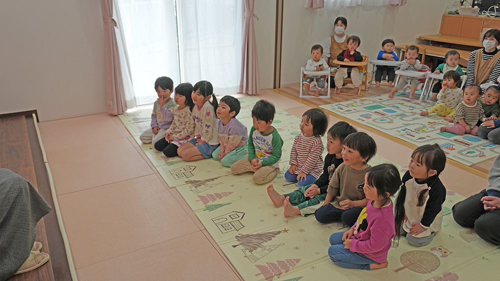 画像：読み聞かせの様子