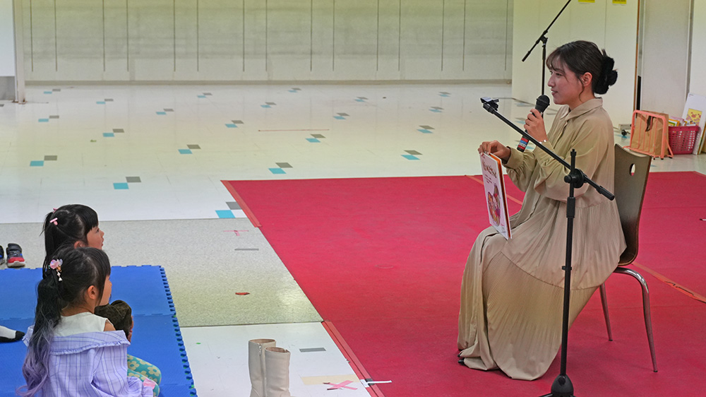 画像：園児たちとアナウンサーの集合写真