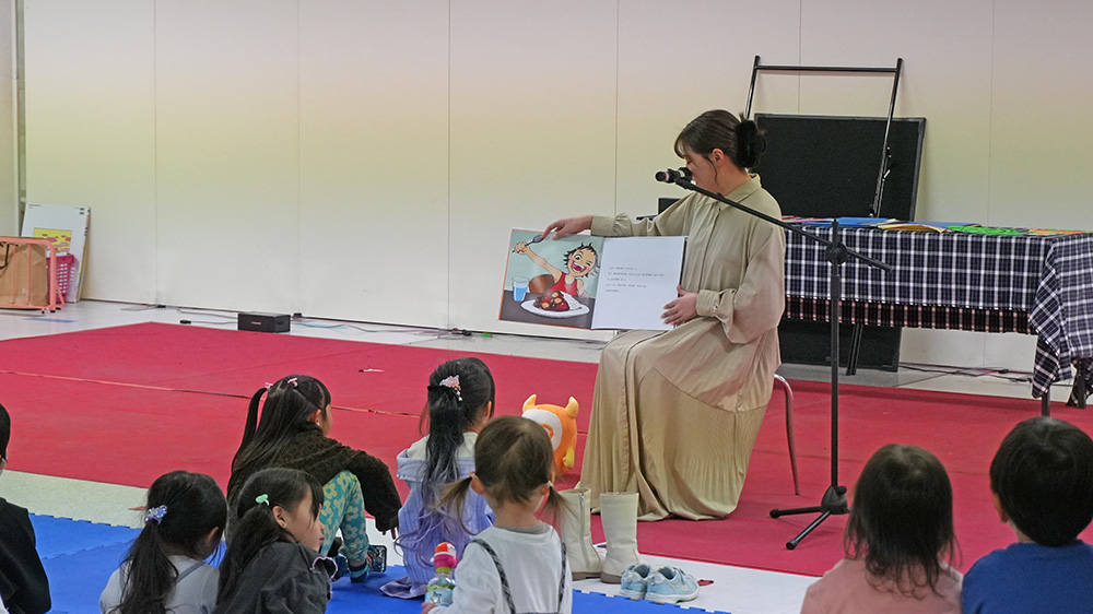 画像：読み聞かせの様子