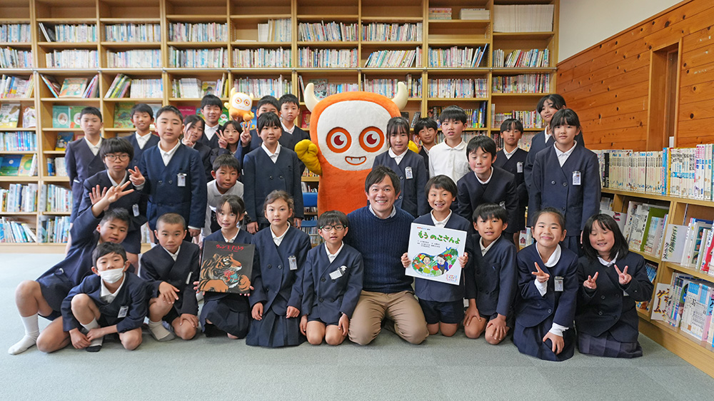 画像：園児たちとアナウンサーの集合写真