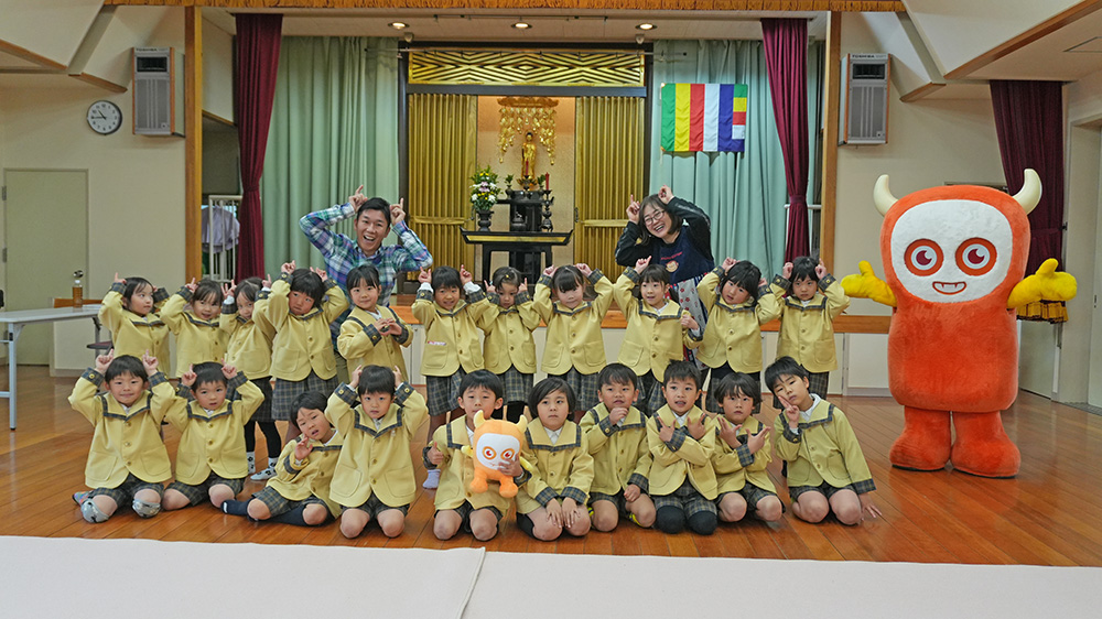 画像：園児たちとアナウンサーの集合写真