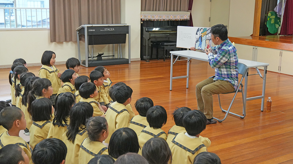 画像：読み聞かせの様子
