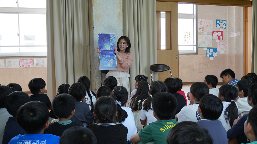 画像：読み聞かせの様子