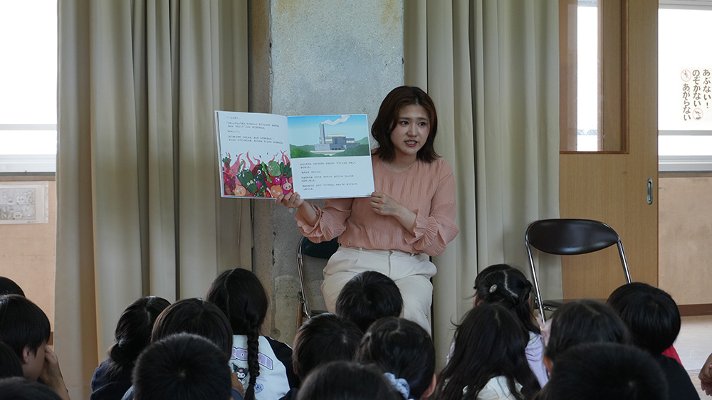 画像：読み聞かせの様子