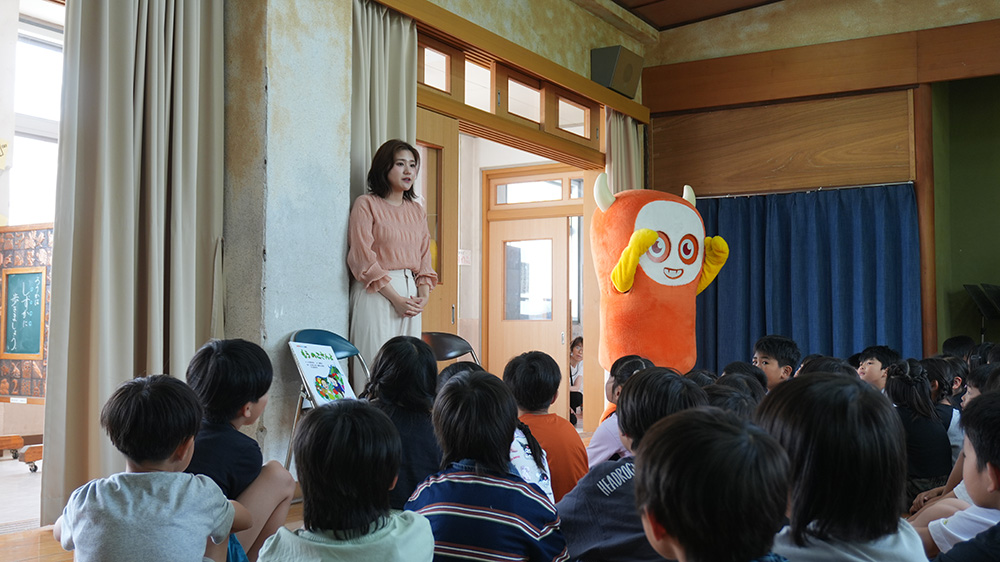 画像：園児とアナウンサーの様子